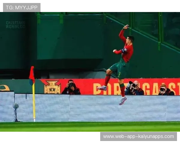 任意球短斜跑位后点补射破网夺三分